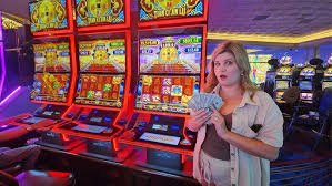 Studio kasino langsung nagaslot 777 dengan dealer profesional di meja permainan blackjack dan roulette